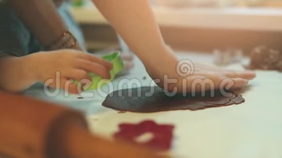妈妈教孩子如何用面团把姜饼的形状视频的预览图