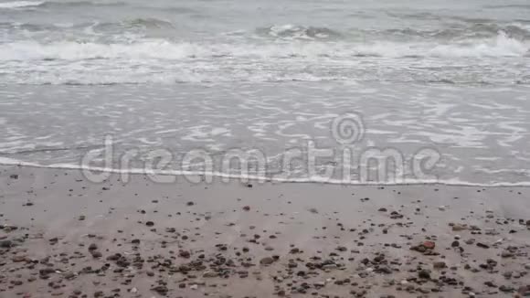 波罗的海的海浪在海岸上冲刷视频的预览图