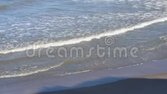 波罗的海的海浪在海岸上冲刷视频的预览图