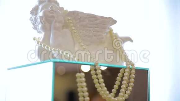 珍珠珊瑚天使雕像视频的预览图