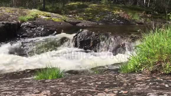 挪威山区夏季的河流和山脉景观视频的预览图