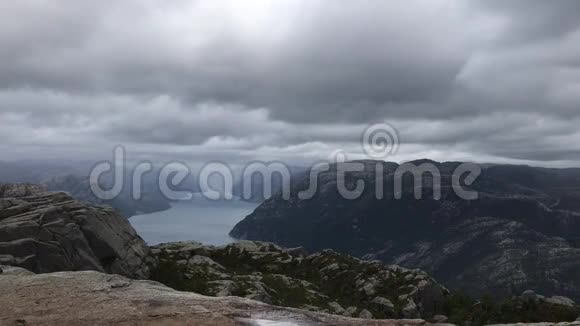朦胧天气中的高山景观从挪威的Preikestolen山俯瞰从PulpitRock观看从升天观看视频的预览图