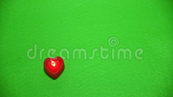 红色的心引导灯光闪烁在绿色的背景上视频的预览图