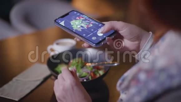 食品摄影师时尚博主在智能手机上为他的社交媒体账户拍照蔬菜沙拉视频的预览图