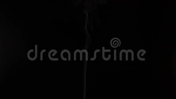 黑色背景上的一股烟雾视频的预览图