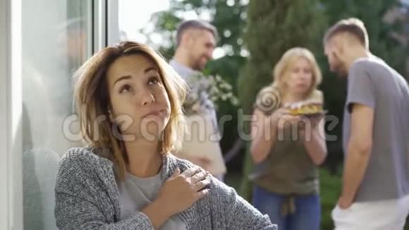 年轻漂亮的女人等着男人和高加索夫妇说话愤怒的妻子在等她的丈夫视频的预览图