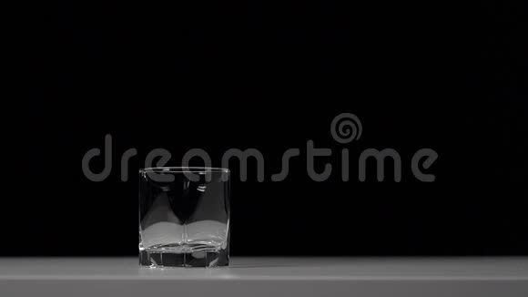 工作室拍摄的可乐倒入透明玻璃在白色的桌子上视频的预览图