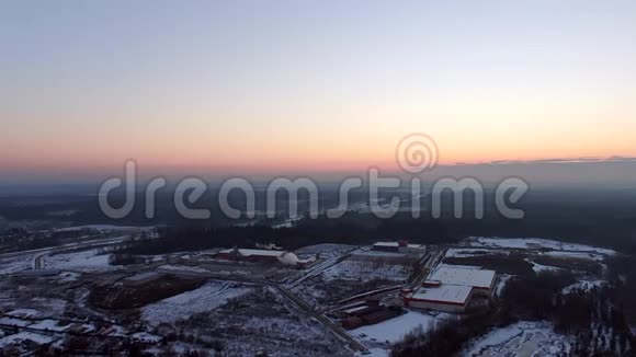 在黄金时间日出时飞越冬季森林的空中景色视频的预览图