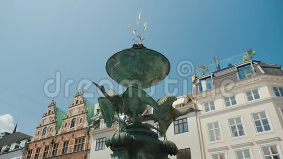 鹳喷泉位于丹麦哥本哈根中心的Amagertorv上视频的预览图