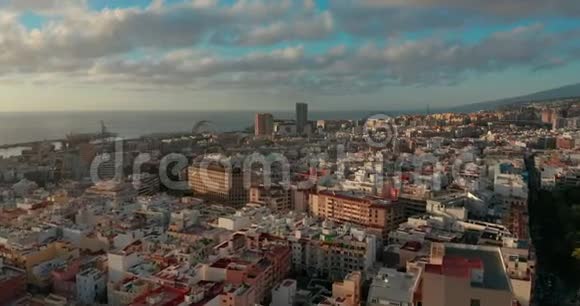 空中观景日落时分圣克鲁斯市加那利群岛在西班牙的首都一个城市视频的预览图