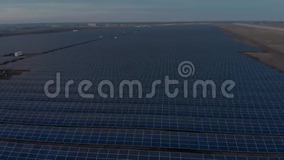 空中无人机在太阳能农场观看大型太阳能电池板太阳能电池发电厂录像4K视频的预览图
