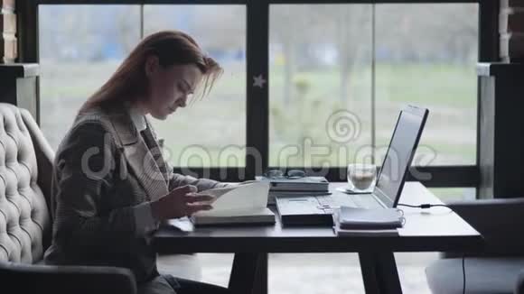 商业上的问题年轻悲伤的商业女性因为问题和糟糕的财务报告而心烦意乱拳头在桌子上视频的预览图