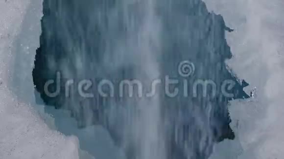 喷滴冰洞瀑布水视频的预览图
