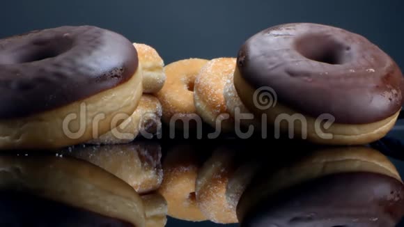 甜蜜的大巧克力甜甜圈彼此叠在一起视频的预览图