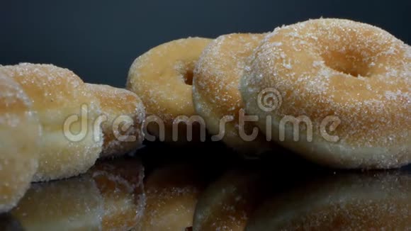 大甜甜面圈洒在黑玻璃桌上视频的预览图