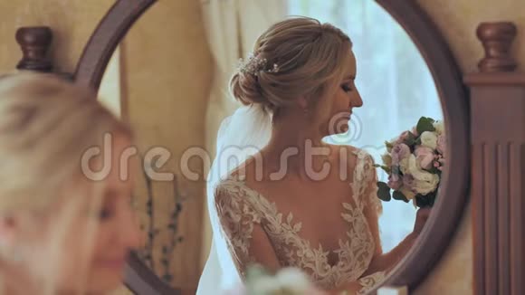 新娘在镜子前拿着一束花视频的预览图
