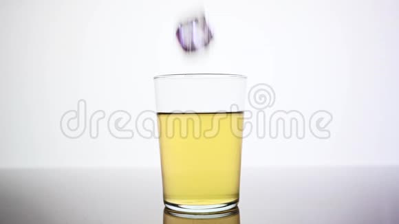 冰块掉进装满柠檬鸡尾酒的杯子里视频的预览图