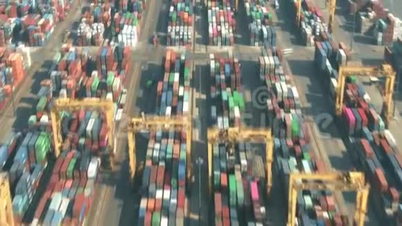 繁忙的海港集装箱堆场的高空超移视频的预览图
