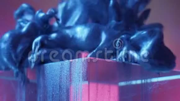 油漆飞溅蓝色闪光液体粉红色金字塔视频的预览图