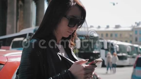 一个英俊的年轻女孩在网上买公共汽车票视频的预览图
