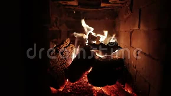 在热炉里烧木头现实生活中的火炉取暖视频的预览图