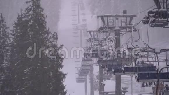 滑雪场滑雪电梯滑雪者在滑雪椅电梯上爬上滑雪坡雪下了视频的预览图