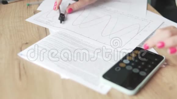 一位工作的妇女核对计算器上的估算视频的预览图