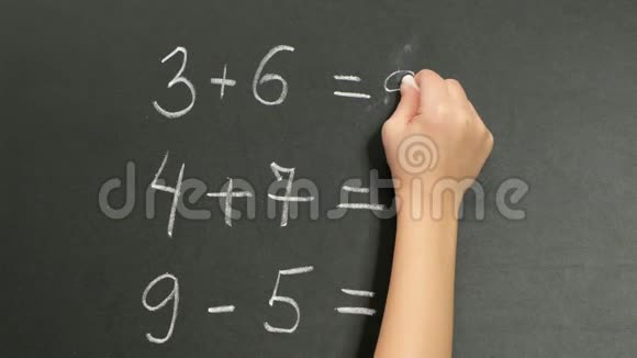 幼儿用手在黑板上做简单的数学练习合上视频的预览图