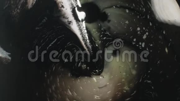流体艺术黑白色液体油漆混合流动视频的预览图