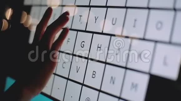 一只雌性手点击终端盒触摸屏上的英文字母用手指打字使用现代视频的预览图