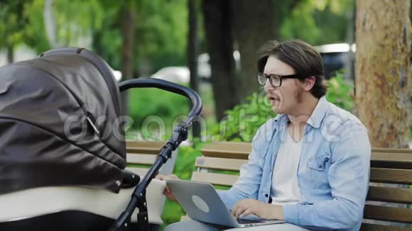 年轻人在城市公园的手提电脑上工作自由职业者视频的预览图