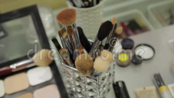 专业化妆配件上桌视频的预览图