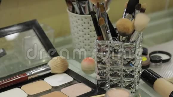 专业化妆配件上桌视频的预览图