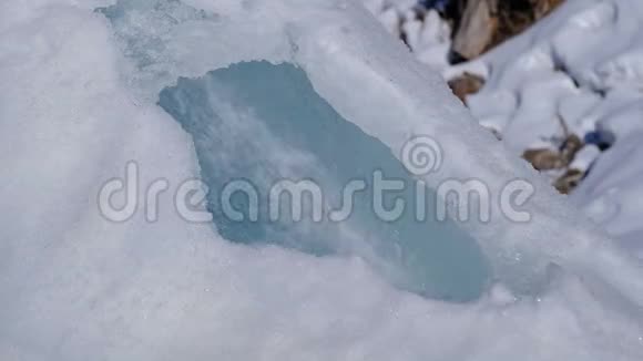 飞溅冰洞瀑布水视频的预览图