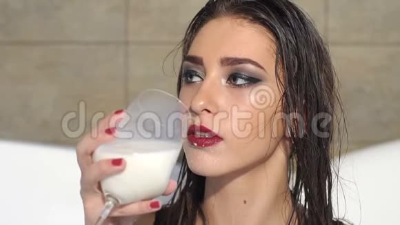 在女孩子脸上的特写她在浴室里尿牛奶视频的预览图