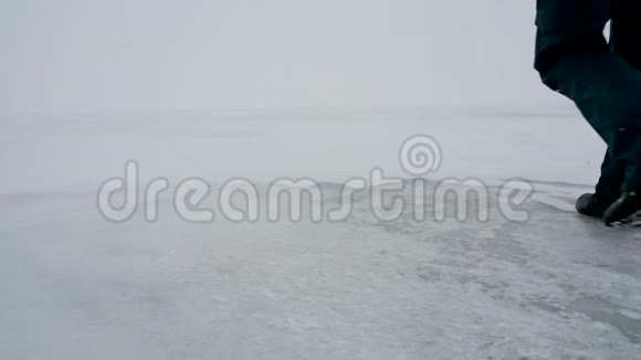 一个人走在结冰的湖面上视频的预览图