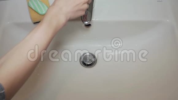 用肥皂彻底洗手视频的预览图