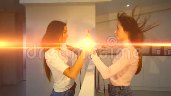两个漂亮的女人互相握手视频的预览图