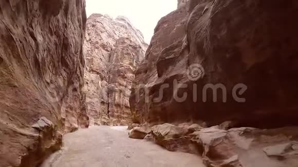 在佩特拉市的AlSiq峡谷内漫步视频的预览图