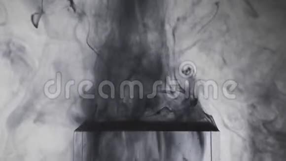 黑烟灰烟气流玻璃立方体视频的预览图