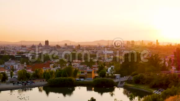 日落时带橙色天空的萨拉戈萨普埃布拉市景视频的预览图