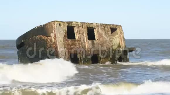 被遗弃的军事遗址设施在暴风雨的海洋中视频的预览图