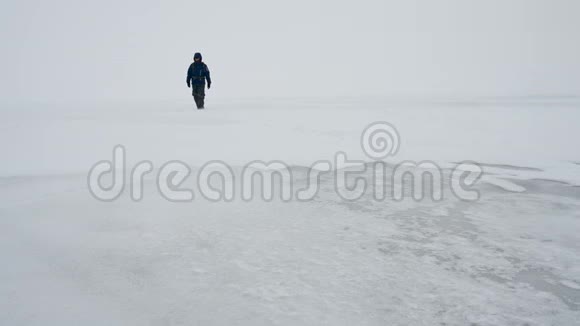 一个人走在结冰的湖面上视频的预览图