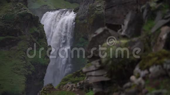 在冰岛美丽的平滑瀑布在徒步旅行小径Fimvorduhals在夜间缓慢运动视频的预览图