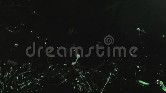 流体运动覆盖黑色茶绿色墨水混合物视频的预览图