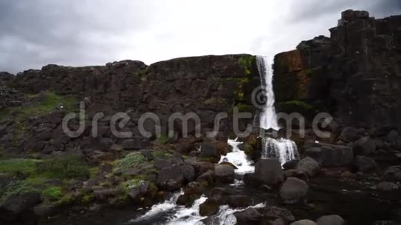 冰岛Thingvellir国家公园的Oxarafoss瀑布的缓慢运动视频的预览图