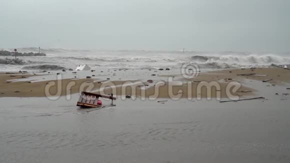 在海上风暴中被冲到岸上的垃圾部分被摧毁的码头视频的预览图