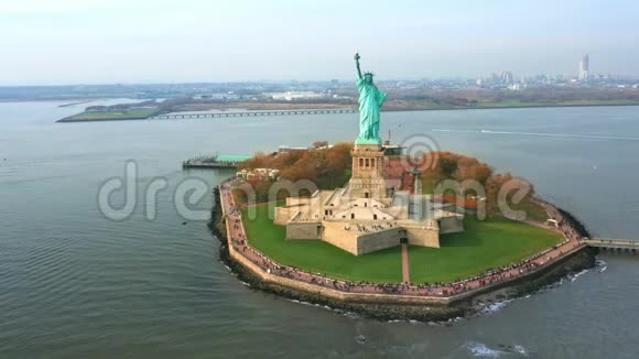 在纽约自由女神像周围缓慢的无人机旋转视频的预览图