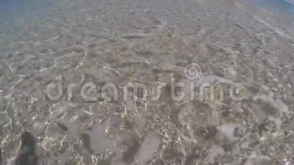 水晶清水和白沙的4k慢速运动视频的预览图