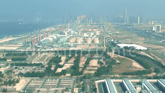 阿联酋迪拜一座现代化发电厂和海水淡化综合设施的空中景观视频的预览图